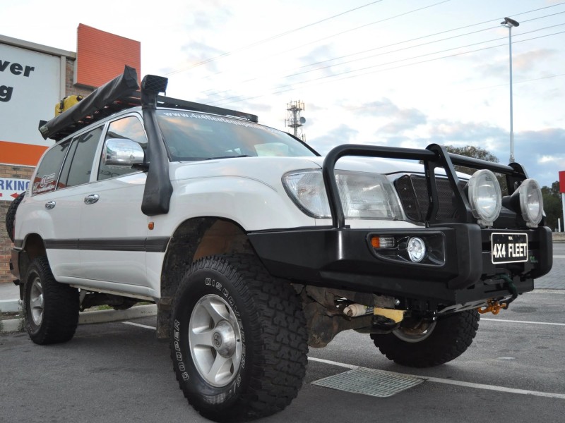 BBCD005 toyota landcruiser 105 series bull bar deluxe v2